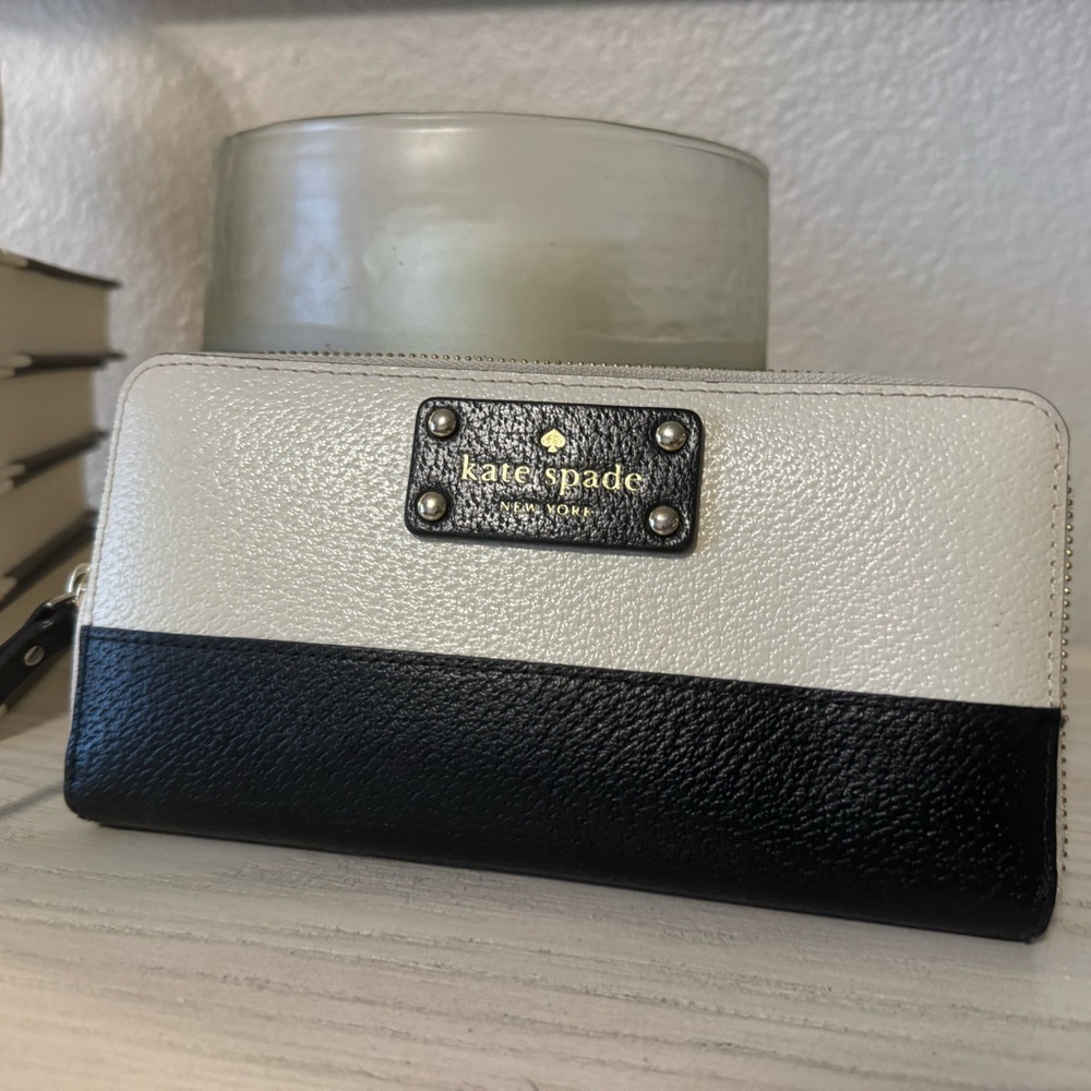 Black and white Kate Spade billfold.